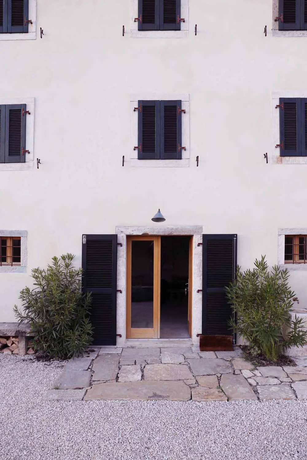 Main facade and entrance of Villa Robur